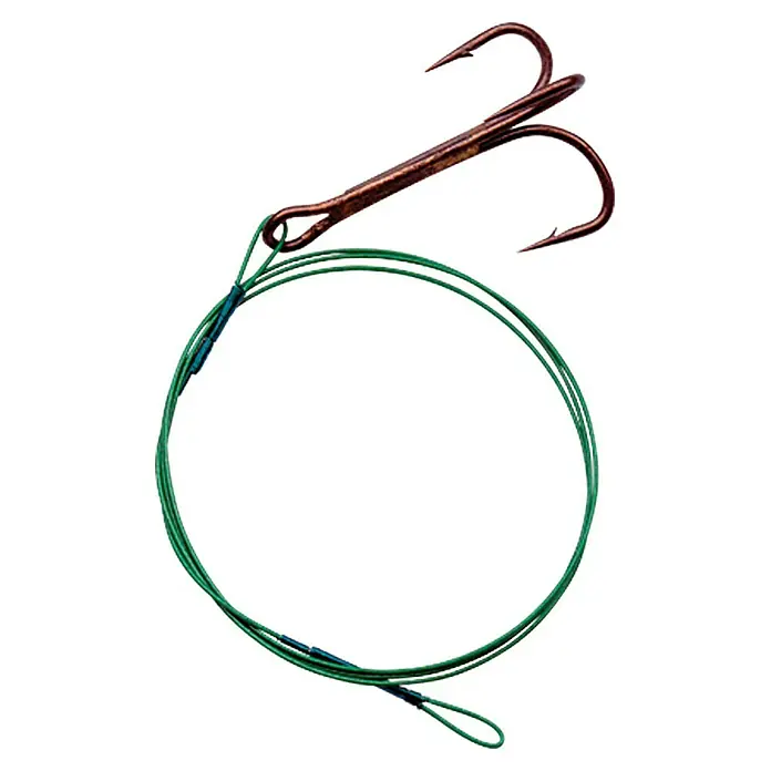 Westline Stahlvorfach - Länge: 50 cm, Tragkraft: 12 kg, Mit Drilling - Nahaufnahme eines Drillinghakens mit grünem Vorfach, ideal zum Raubfischangeln und für sichere Fischfänge im Angelurlaub.