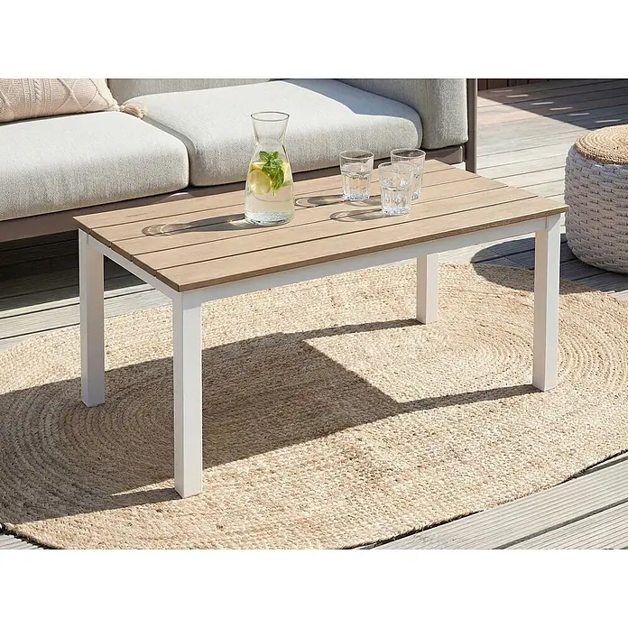 Esstisch MESSINA in Braun/Weiß - (W) 52 x (H) 50 x - L - Gartentisch mit heller Holzlattenplatte und weißen Beinen, mit Getränken auf einer Terrasse dekoriert.