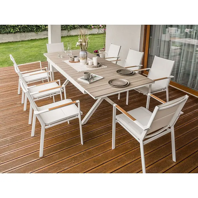 Esstisch FANES in Braun/Weiß - (W) 90 x (H) 76 x - L - Outdoor-Essgruppe mit weißen Stühlen und Tisch in Holzoptik auf einer Terrasse.