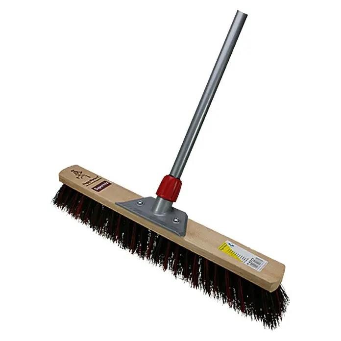 Peggy Perfect Saal- & Außenbesen - 40 cm, Material Borsten: Super Mix, Premiumhalter, Farbe Borsten: Dunkelbraun/Rot - Abbildung einer Straßenbürste mit Holzbesatz, schwarzen und roten Borsten und einem grauen Metallgriff. Ideal für den Außenbereich.