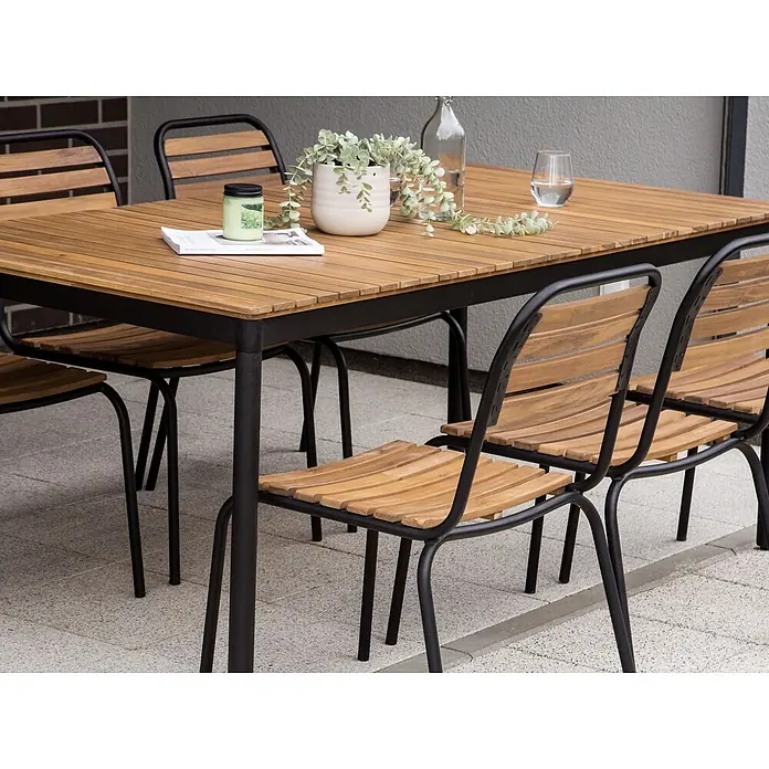 Esstisch VALLESE in Braun/Schwarz - (W) 90 x (H) 76 x - L - Outdoor-Essgruppe mit Lattenholztisch und Stühlen, schwarzen Metallrahmen auf einer Terrasse.