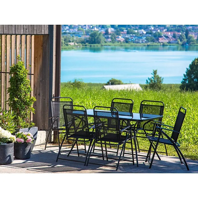 Esstisch LIVO in Schwarz - (W) 80 x (H) 73 x - L - Schwarzes Outdoor-Esszimmer-Set aus Metall und Textil mit einem Tisch und sechs Stühlen auf einer Terrasse mit Seeblick.