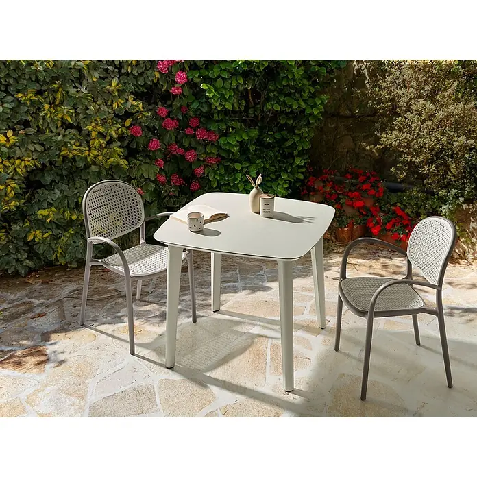 Esstisch SORICO in Beige - (W) 86 x (H) 77 x - L - Outdoor-Essset: hellgrauer, quadratischer Tisch und zwei graue Stühle mit geflochtenen Lehnen, auf einer Terrasse.