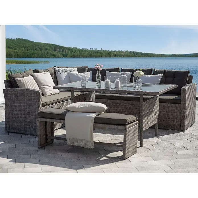 Esstisch VITERBO in Grau - (W) 80 x (H) 74 x - L - Graues Geflecht-Loungeset mit Ecksofa, Glastisch und Bank mit Kissen, auf einer Terrasse am See.