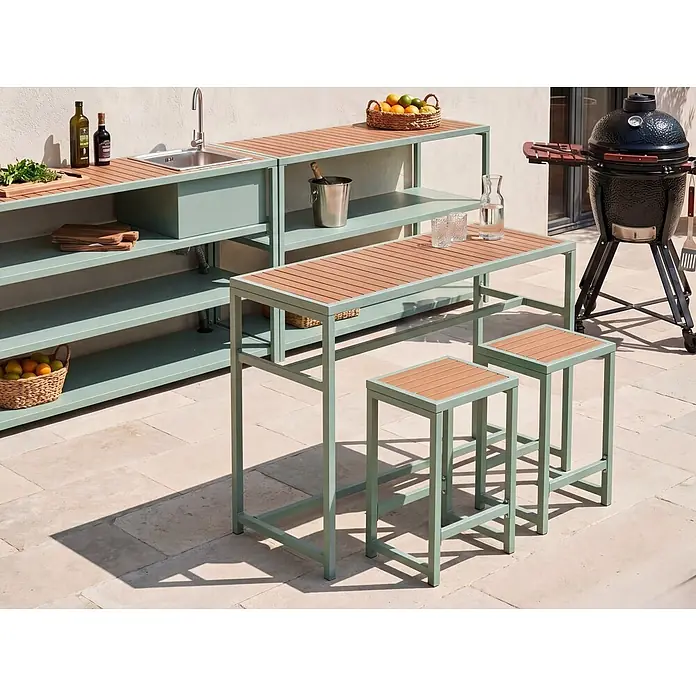 Esstisch AVETRANA in Grün/Braun - (W) 50 x (H) 90 x - L - Outdoor-Küche mit grünem Metallrahmen und Holzoptik-Oberflächen, bestehend aus Spüle, Regalen, Bartisch und Hockern.