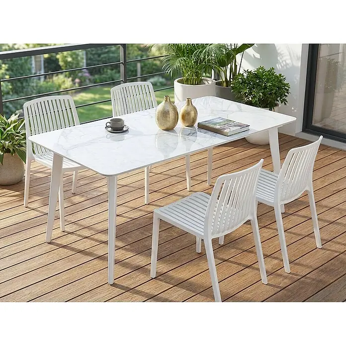 Esstisch RODALLO in Weiß - (W) 90 x (H) 75 x - L - Weißes Outdoor-Essset mit Marmor-Effekt-Tisch und Lattenstühlen auf Holzterrasse.