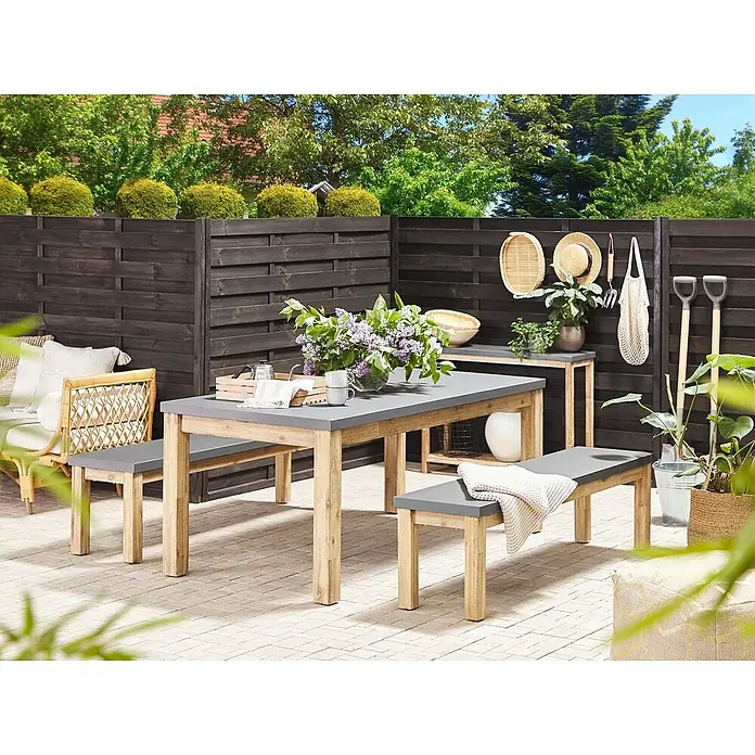 Esstisch OSTUNI in Grau/Braun - (W) 90 x (H) 75 x - L - Gartensitzgruppe mit einem grauen Tisch und zwei Bänken, alle mit hellen Holzbeinen, auf einer Terrasse.