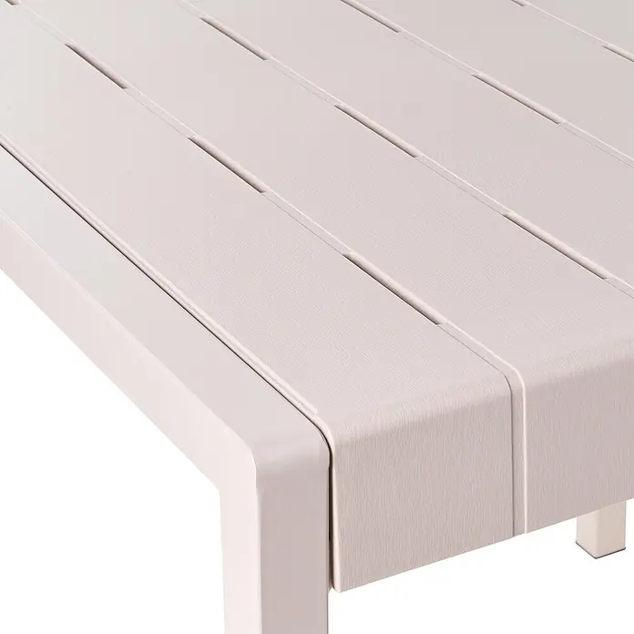 Esstisch BARTICA in Beige - (W) 84 x (H) 77 x - L - Nahaufnahme eines hellbeigen, lamellenförmigen Terrassentisches mit texturierter Oberfläche und passendem Gestell.