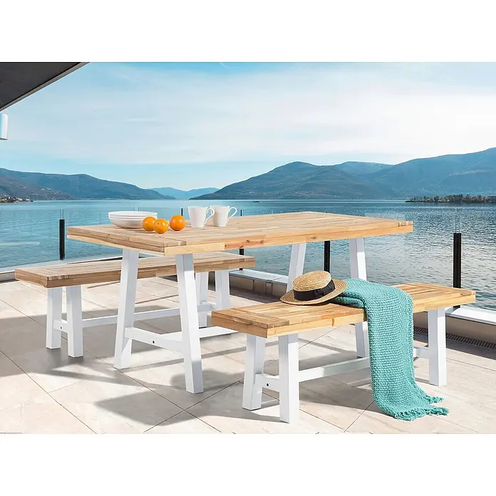 Esstisch SCANIA in Braun/Weiß - (W) 80 x (H) 74 x - L - Picknicktisch aus Holz mit weißem Gestell und zwei passenden Bänken auf einer Terrasse mit See- und Bergblick.