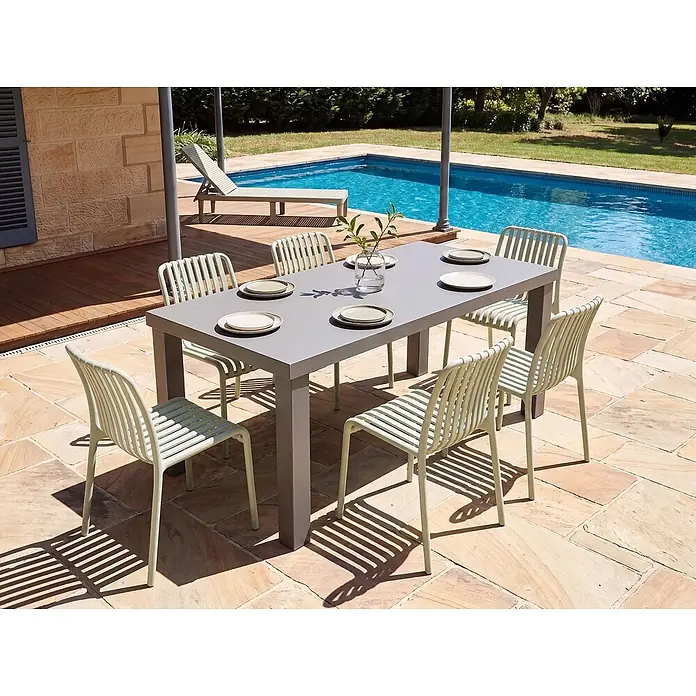Esstisch TARANTO in Grau - (W) 90 x (H) 76 x - L - Grauer Outdoor-Esstisch mit hellolivgrünen Lattenstühlen am Pool.