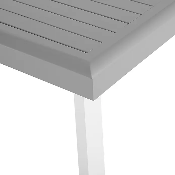 Esstisch PERETA in Grau/Weiß - (W) 100 x (H) 73 x - L - Nahaufnahme einer grauen Tischplatte mit Lattenstruktur und weißem Tischbein.