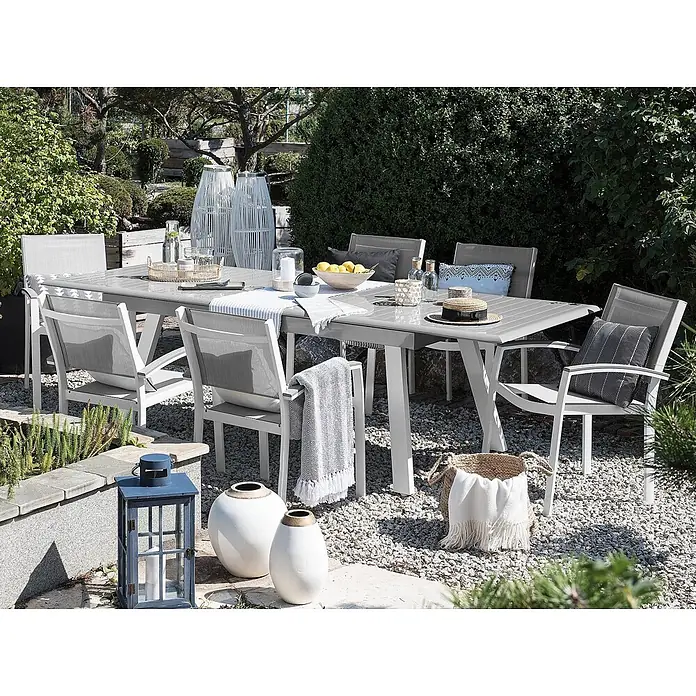 Esstisch PERETA in Grau/Weiß - (W) 100 x (H) 73 x - L - Modernes graues Outdoor-Esstisch- und Stuhlset auf einer Kiesterrasse, dekoriert für ein Treffen im Garten.