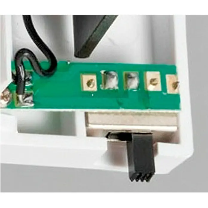 Heidemann 2-Klang-Gong Sonnet - 44 x 116 x 116 mm, 82 dB, Weiß, Kunststoff - Nahaufnahme einer Elektronikplatine mit Lötstellen und Kabeln in einem weißen Gehäuse.