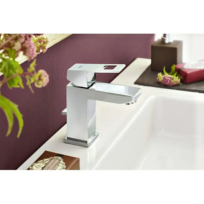 Grohe Eurocube Waschtischarmatur - Chrom, Glänzend - Ein eleganter, eckiger Chrom-Wasserhahn auf einem Waschbecken, der Stil und Funktionalität im Badezimmer vereint. Zeitgemäßes Design mit klaren Linien.