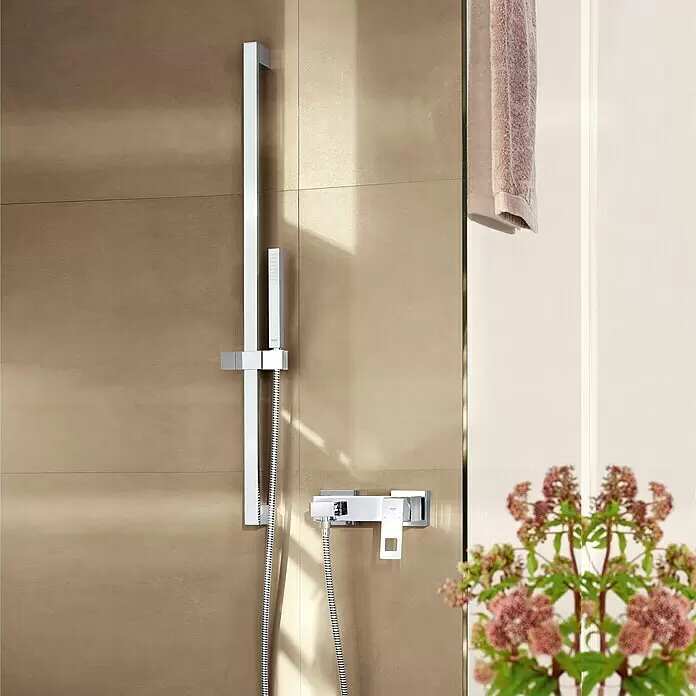 Grohe Eurocube Brausearmatur - Chrom, Glänzend - Verchromtes Brausesystem mit Stange, Handbrause und Mischer an gefliester Badwand.