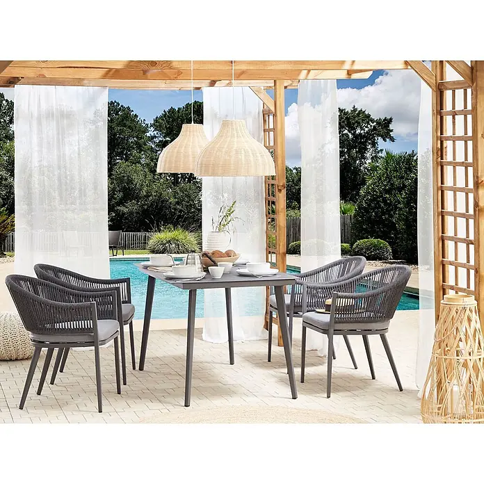 Esstisch MILETO in Grau - (W) 80 x (H) 75 x - L - Graue Outdoor-Essgruppe mit Tisch und geflochtenen Stühlen auf einer Terrasse am Pool unter einer Pergola.
