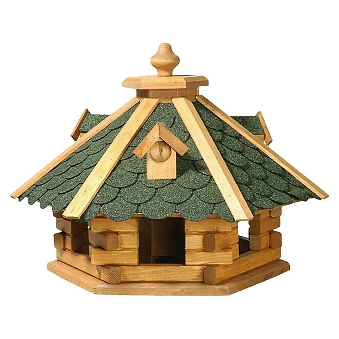 Dobar Vogelfutterhaus Rustikal - 51 x 45 x 37 cm, Naturbraun/Grün - Bild einer kunstvollen Vogelvoliere aus Holz mit sechseckigem Grundriss, grünen Dachschindeln und aufwändigem Zierwerk.