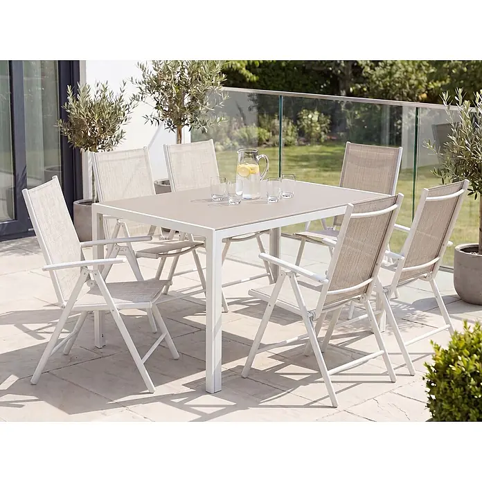 7-tlg Gartentisch Set CATANIA in Beige/Weiß -  - Weiß-beiges Outdoor-Essset mit quadratischem Tisch und sechs Klappstühlen auf einer Terrasse.