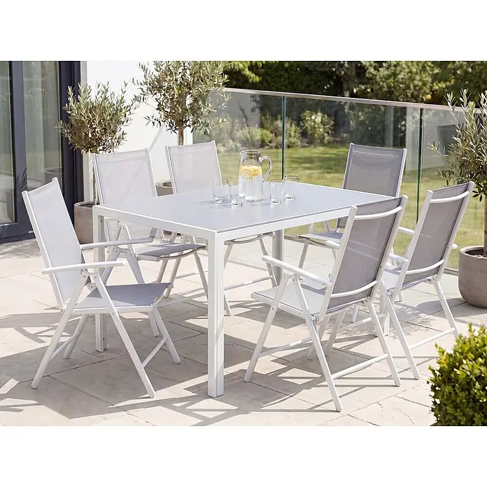 7-tlg Gartentisch Set CATANIA in Grau/Weiß -  - Weiß- und hellgraues Metall-Outdoor-Essgruppe mit rechteckigem Tisch und sechs Stühlen auf einer Terrasse.