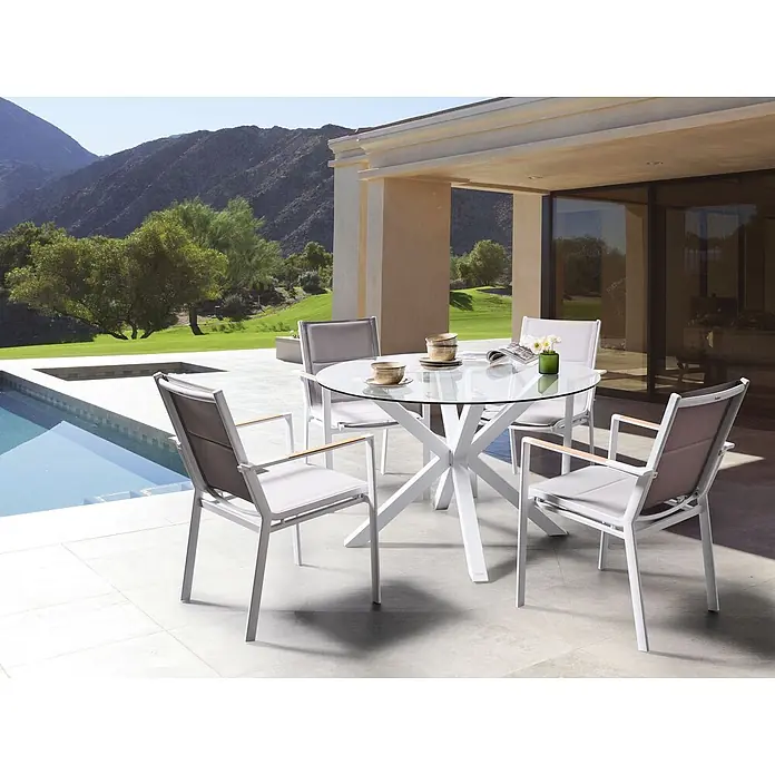 5-tlg Gartentisch Set MALETTO/BUSSETO in Weiß/Grau/Transparent -  - Weißes Aluminium-Gartenset mit Glastisch und Stühlen mit grauen Kissen auf einer Terrasse am Pool.