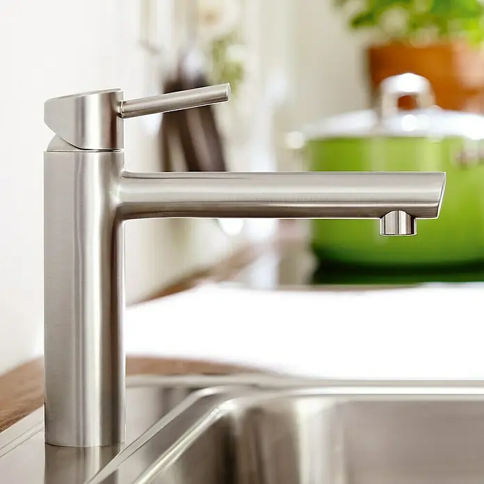 Grohe Concetto Spültischarmatur - Edelstahl, Matt - Nahaufnahme einer modernen Spültischarmatur aus Edelstahl.