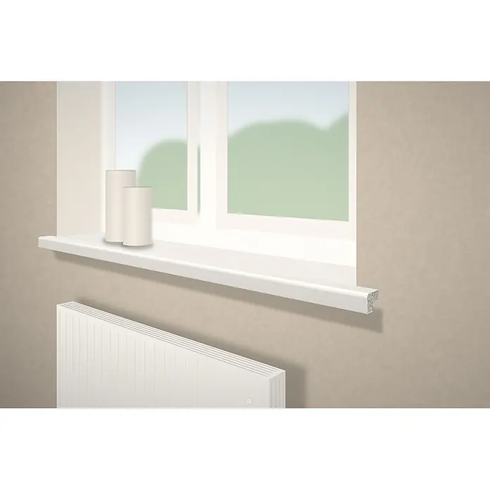 Krono Original Fensterbank Profil 200 - Weiß, Holz, B x L: 20 x 410 cm - Weiße PVC-Fensterbank unter einem Fenster, mit zwei Zylinder-Dekorationen und einem Heizkörper darunter.