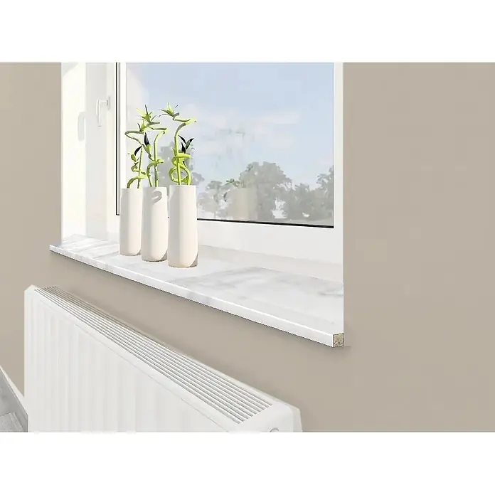 Krono Original Fensterbank Profil 200 - Weiß, Holz, Marmoroptik, L x B x H: 410 x 3 x 4 cm - Weißes Fensterbrett mit Pflanzenvasen, über einem Heizkörper installiert.