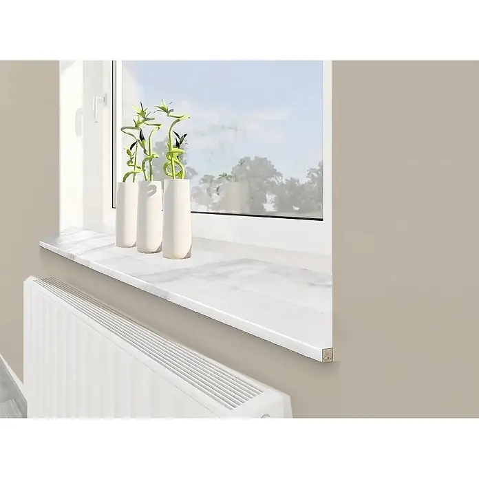 Krono Original Fensterbank Profil 200 - Weiß, Holz, Marmoroptik, L x B x H: 410 x 40 x 40 cm - Weiße Fensterbank in Marmoroptik unter einem Fenster, mit drei weißen Vasen und grünen Pflanzen. Darunter ist ein weißer Heizkörper zu sehen.