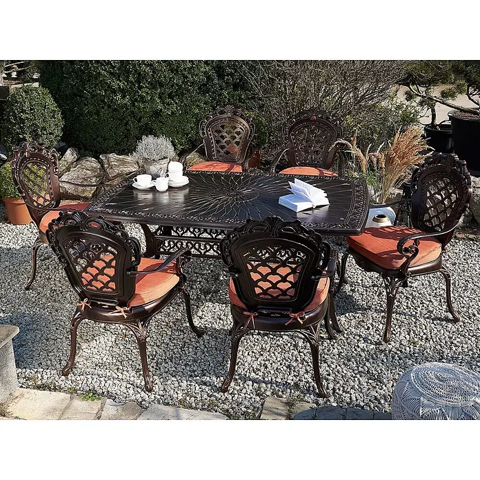 13-tlg Gartentisch Set LIZZANO in Braun/Orange -  - Dunkle Metall-Essgruppe für die Terrasse mit rechteckigem Tisch, sechs Stühlen und orangefarbenen Polstern.