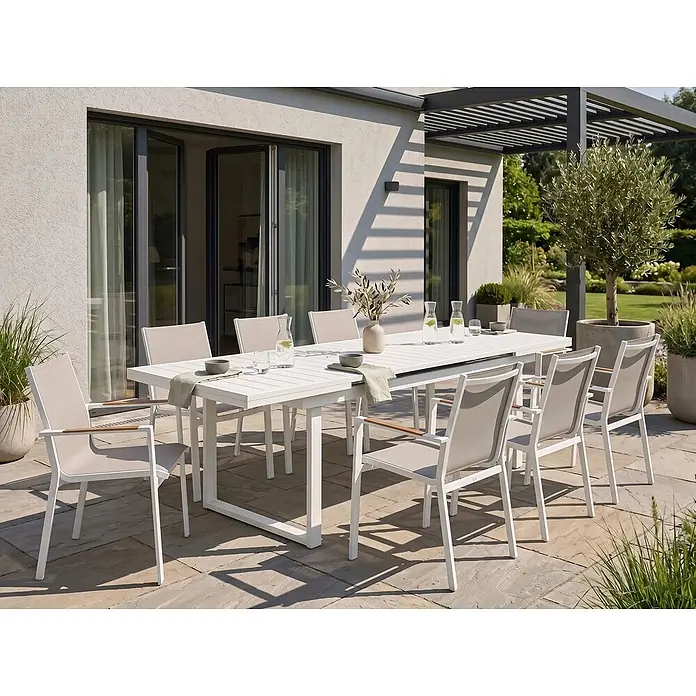 9-tlg Gartentisch Set VALCANETTO/BUSSETO in Weiß/Grau/Braun -  - Weißer Gartentisch mit Auszugsfunktion, umgeben von hellgrauen Stühlen mit weißen Gestellen und Holzarmlehnen auf einer Terrasse.