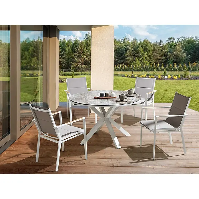 5-tlg Gartentisch Set MALETTO/BUSSETO in Weiß/Grau/Braun -  - Weiße Outdoor-Essgruppe mit vier grauen Stühlen und rundem Tisch im Marmor-Look auf Holzterrasse.