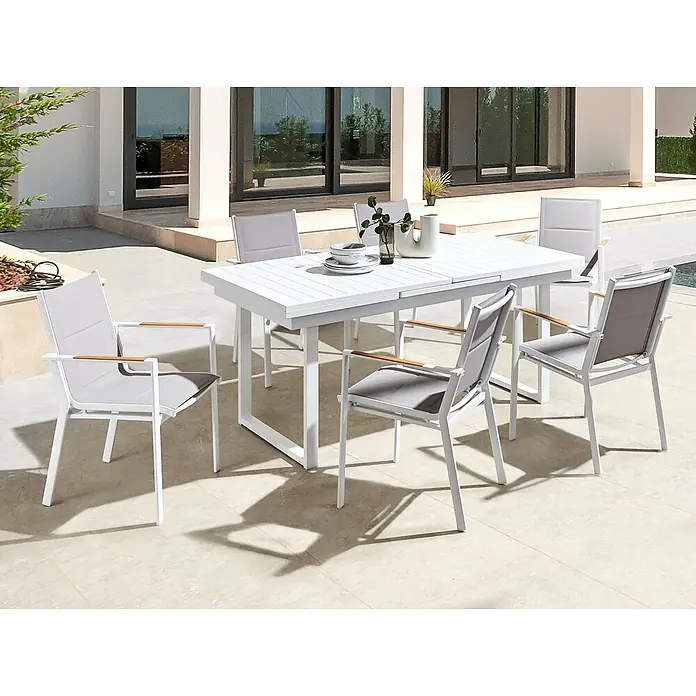 7-tlg Gartentisch Set VALCANETTO/BUSSETO in Weiß/Grau/Braun -  - Weißes Outdoor-Essgruppe mit grauen Polsterstühlen und Holzarmlehnen auf einer Terrasse am Pool.