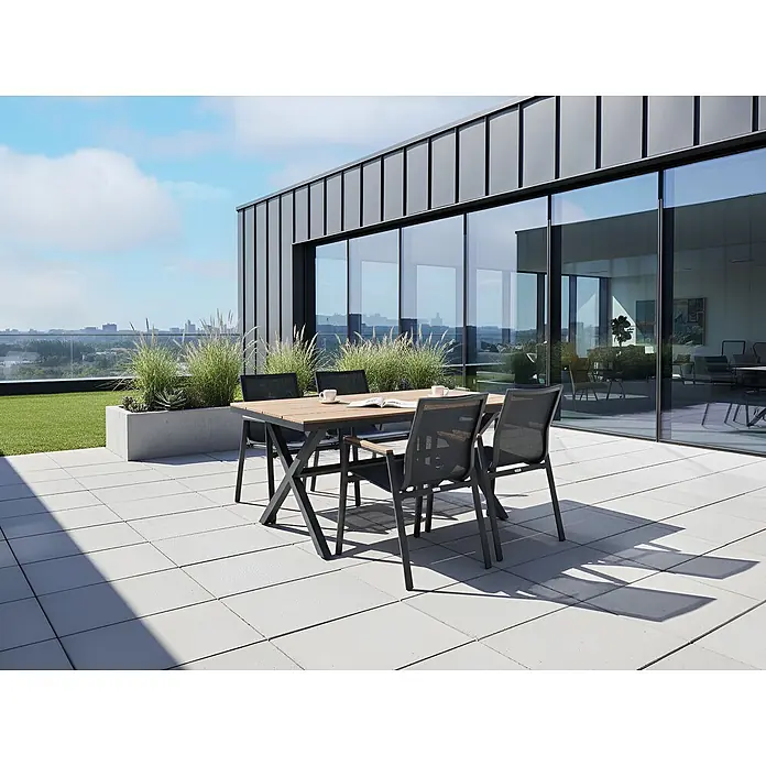 5-tlg Gartentisch Set TIANO in Braun/Schwarz -  - Moderne Outdoor-Essgruppe mit Holztischplatte und dunklen Metallstühlen auf einer gefliesten Terrasse, mit Stadtblick.