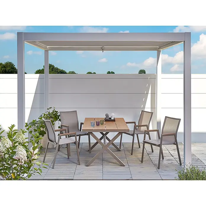 5-tlg Gartentisch Set TIANO in Braun/Grau -  - Gartenset: Holztisch mit Lamellenplatte und vier grauen Netzstühlen mit Holzarmlehnen, unter einer weißen Pergola.