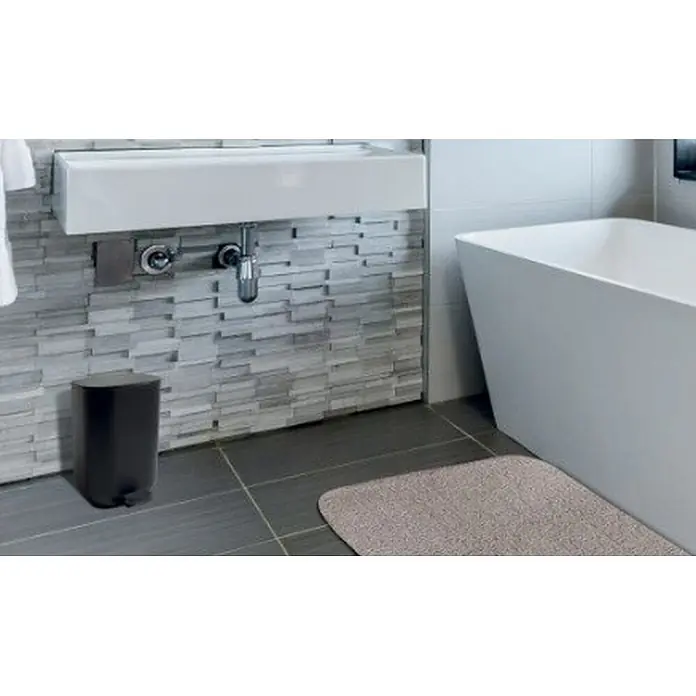 Cubo con pedal Akato - 3 l, Plástico, Negro - Elegante papelera de pedal negra con pedal en un baño contemporáneo.