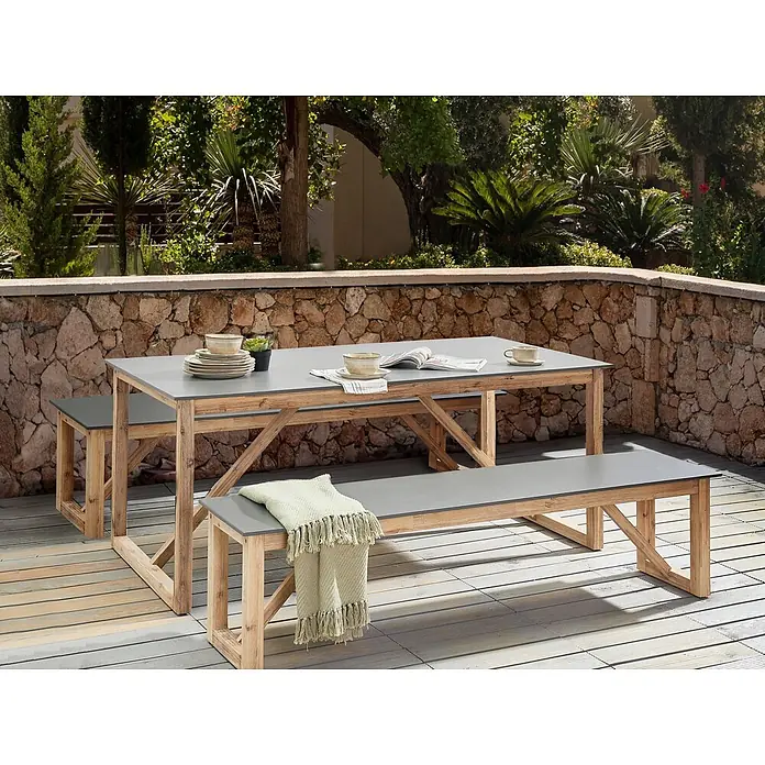 3-tlg Gartentisch Set NOTTERI in Grau/Braun -  - Gartenset: Holztisch und Bänke mit grauen Platten auf einer Terrasse, bereit für den Garten.