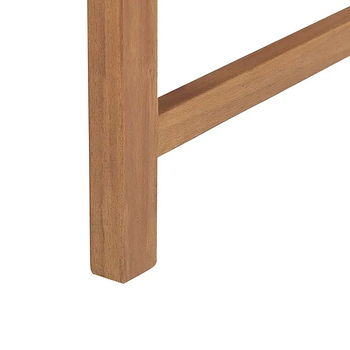 Gartenstuhl TREIA in Braun - (W) 50 x (H) 92 x - L - Nahaufnahme eines braunen Holzmöbelfußes mit verbindendem horizontalem Trägerbalken, der die Holzmaserung zeigt.