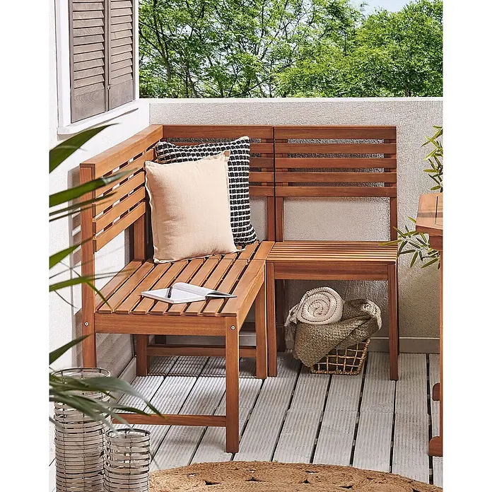 Gartenstuhl TREIA in Braun - (W) 50 x (H) 92 x - L - Braune Eckbank aus Holz für den Balkon mit Kissen, integriertem Beistelltisch, Pflanzen und Korb.