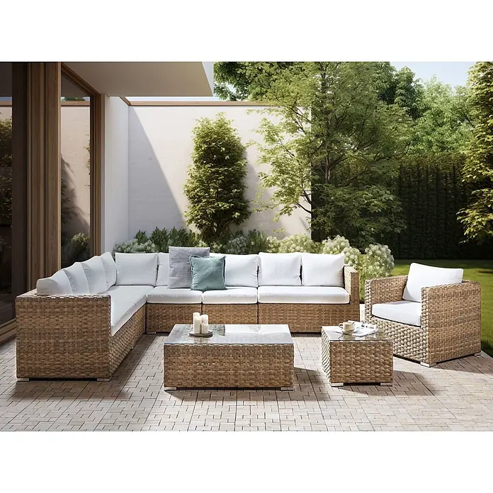 8-tlg Lounge Set XXL in Braun/Weiß rechtsseitig -  - Geflochtenes Rattan-Gartenmöbel-Set mit Ecksofa, Sessel und Couchtischen mit weißen Polstern auf einer Terrasse.