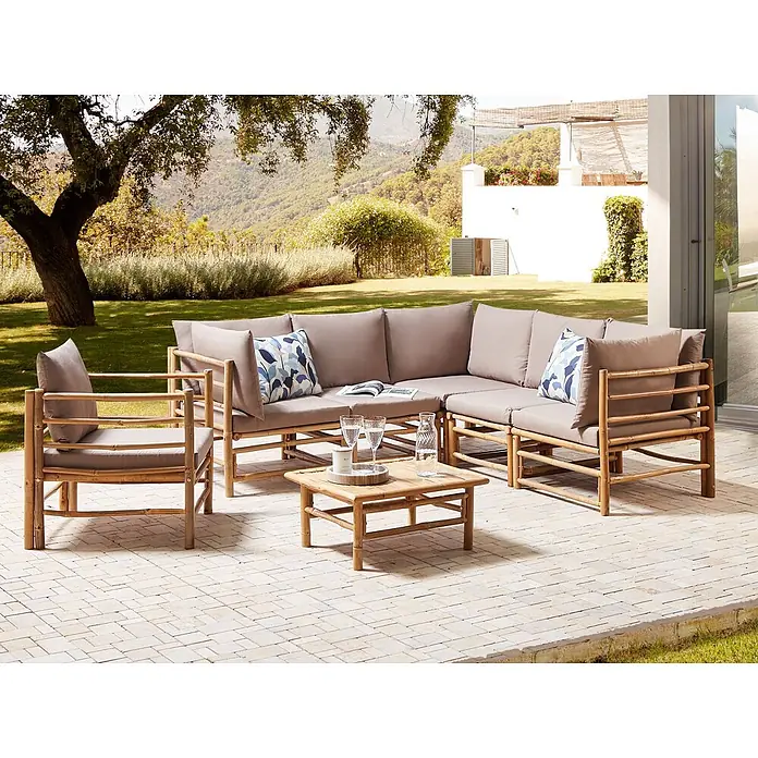 22-tlg Lounge Set CERRETO in Braun/Beige/Grau -  - Bambus-Loungeset für den Außenbereich mit hellbraunen Kissen und gemusterten Kissen auf einer Terrasse im Garten.
