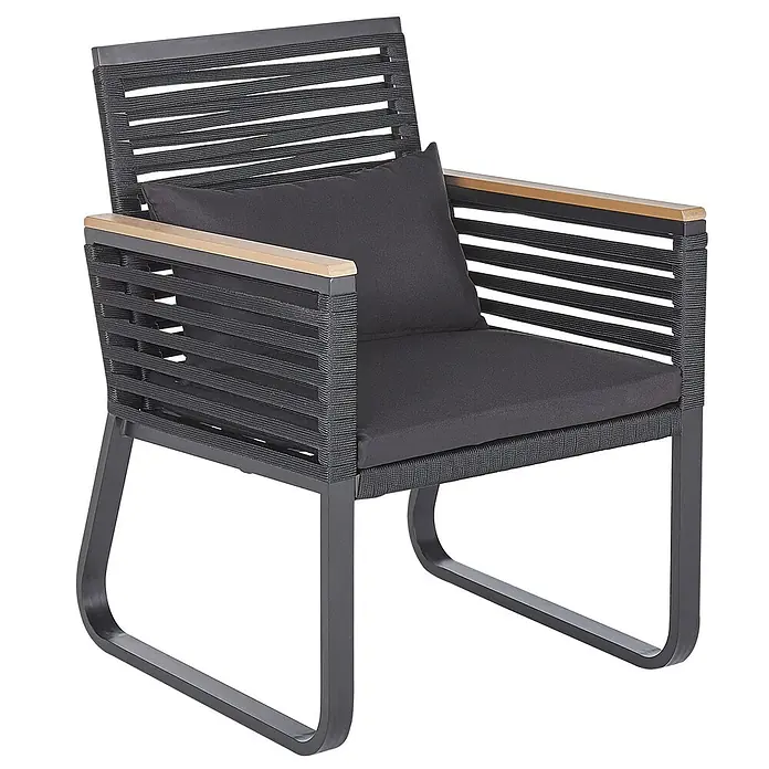 13-tlg Gartentisch Set CANETTO in Schwarz/Braun -  - Dunkelgrauer Outdoor-Sessel mit geflochtenen Seildetails, hellen Holzarmlehnen und dunkelgrauen Kissen für bequemes Sitzen.