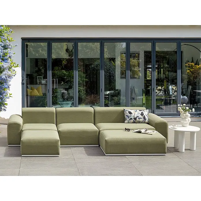 5-tlg Lounge Set BATTIFOLLO in Grün/Weiß -  - Salbeigrünes modulares Outdoor-Sofa-Set auf einer Terrasse, mit mehreren Abschnitten, darunter eine Chaiselongue.