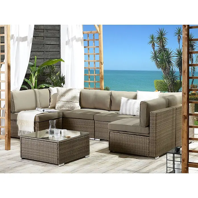 21-tlg Lounge Set BELVEDERE in Braun -  - Braunes Rattan-Gartensofa-Set mit beigen Kissen und einem Couchtisch mit Glasplatte auf einer Terrasse.