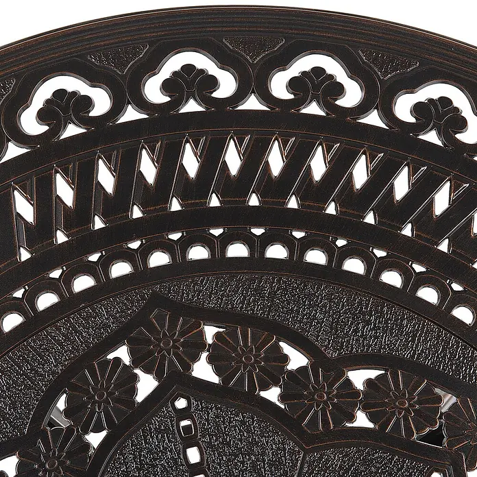 9-tlg Gartentisch Set SALENTO in Braun/Beige -  - Nahaufnahme einer dunkelbronzefarbenen Metalloberfläche mit filigranen floralen und geometrischen Mustern.