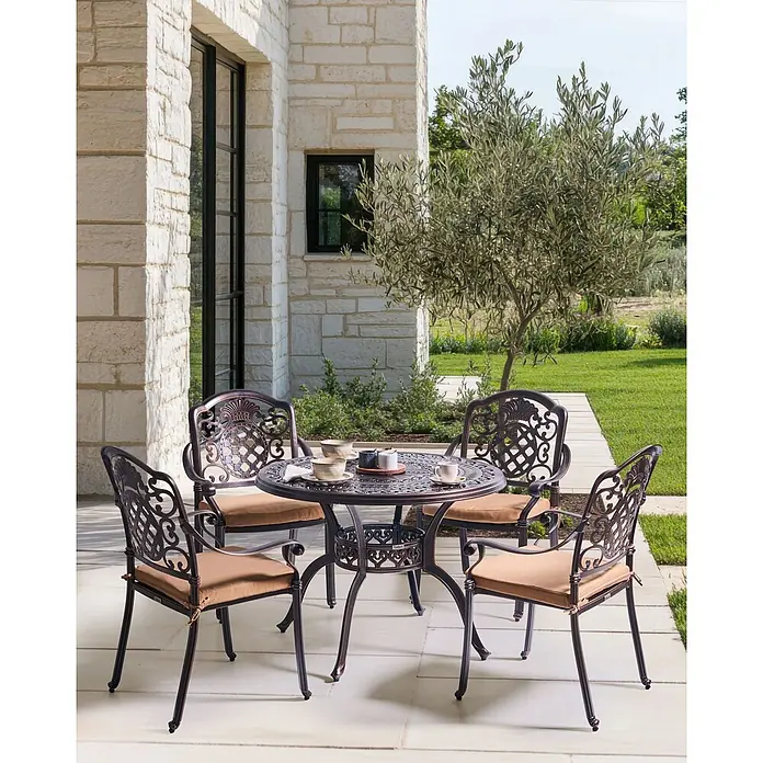 9-tlg Gartentisch Set SALENTO in Braun/Beige -  - Dunkelbraunes Outdoor-Essset aus Gussaluminium mit vier Stühlen und beigen Kissen auf einer Terrasse.