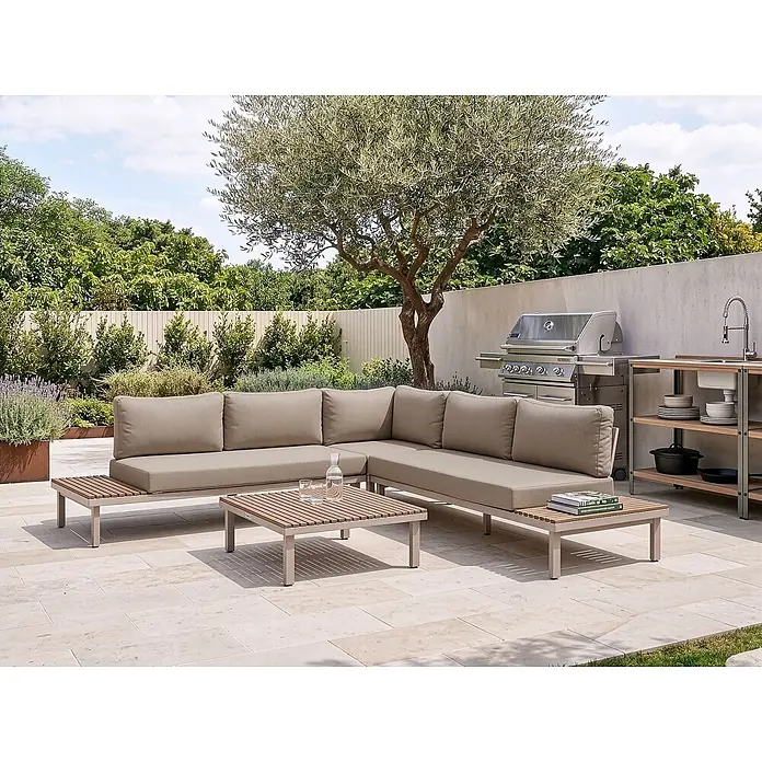 11-tlg Lounge Set FIVIZZANO in Beige/Braun -  - Beige Outdoor-Sitzgruppe mit hellem Gestell und Holztischplatten auf einer Terrasse, umgeben von Grün und einem Olivenbaum.