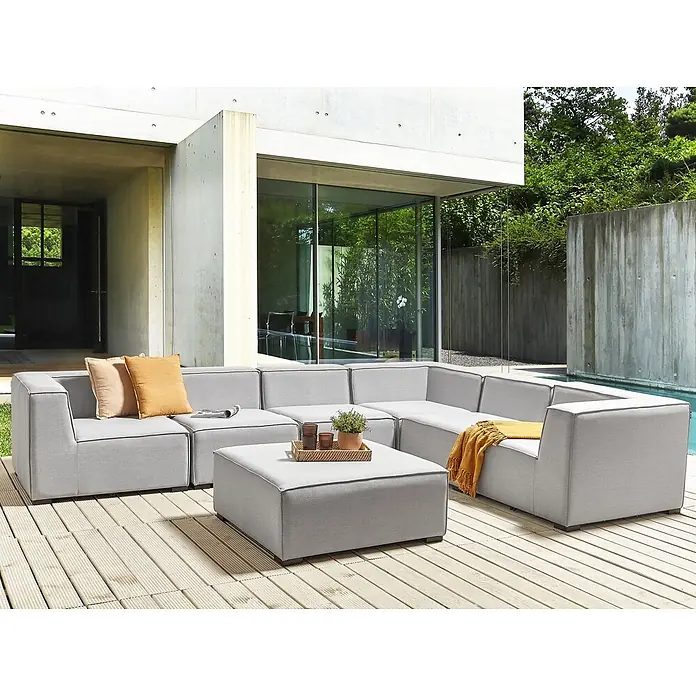 7-tlg Lounge Set AREZZO in Grau/Schwarz linksseitig -  - Graues modulares L-förmiges Outdoor-Sofa-Set mit Ottoman auf einer Holzterrasse, dekoriert mit Kissen und einer Decke.