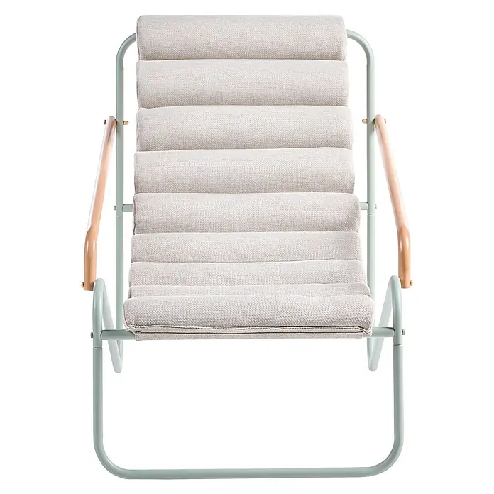 3-tlg Lounge Set PASTO in Grün/Beige -  - Liegestuhl mit hellgrünem Metallrahmen, Holzarmlehnen und cremefarbenen, horizontal gerollten Stoffkissen.