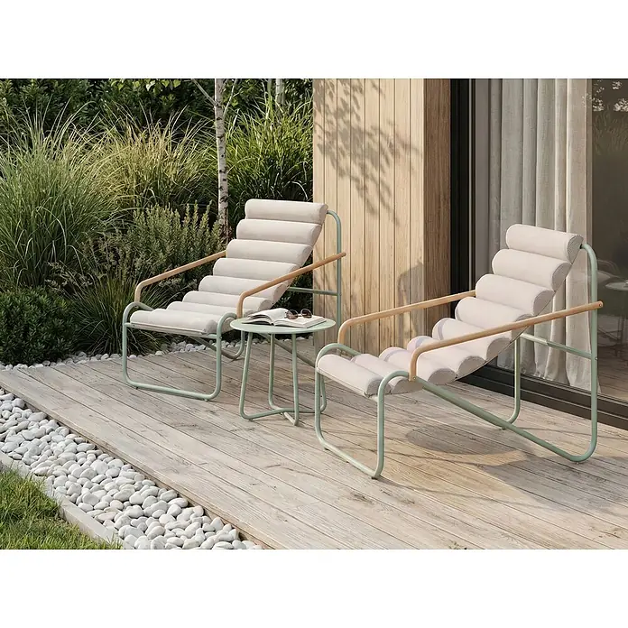 3-tlg Lounge Set PASTO in Grün/Beige -  - Zwei moderne Outdoor-Loungesessel mit hellgrünen Gestellen, Holzarmlehnen und cremefarbenen Polstern, die einen passenden Beistelltisch auf einer Holzterrasse flankieren.