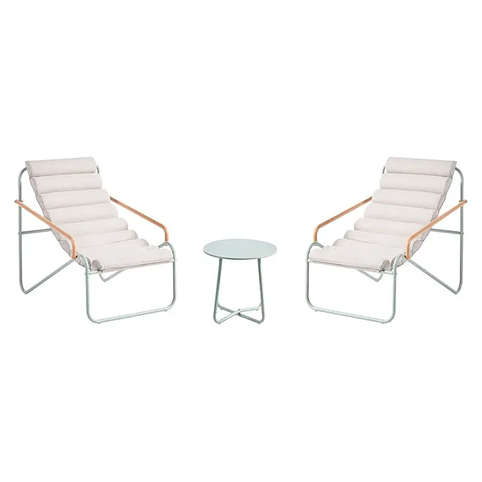3-tlg Lounge Set PASTO in Grün/Beige -  - Zwei moderne Liegestühle mit hellen Stoffpolstern, hellgrünen Gestellen, Holzarmlehnen und einem passenden hellgrünen runden Beistelltisch.